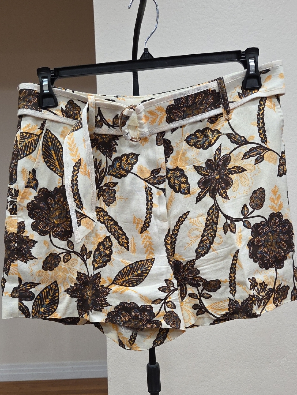 Karen Millen Cream Floral Belted Shorts - SZ 8